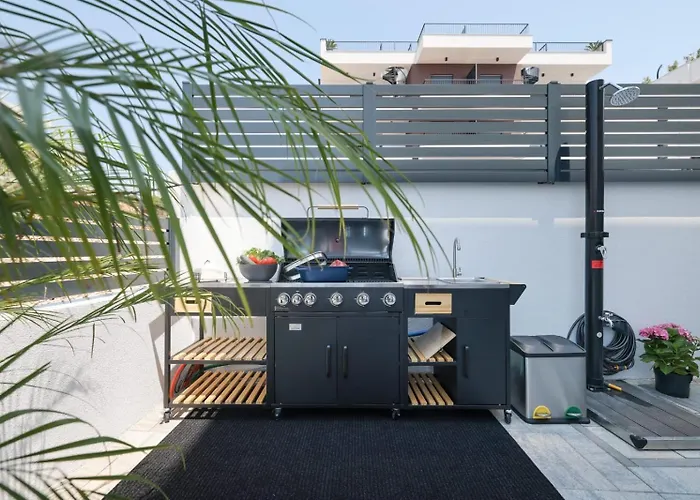 Belvedere - Garden And Jacuzzi 扎达尔